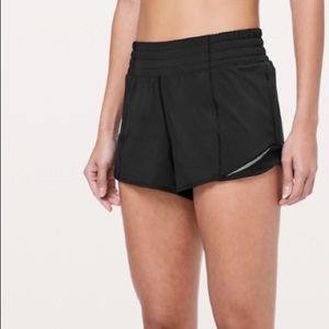 Lululemon hotty hot 2.5 in shorts
